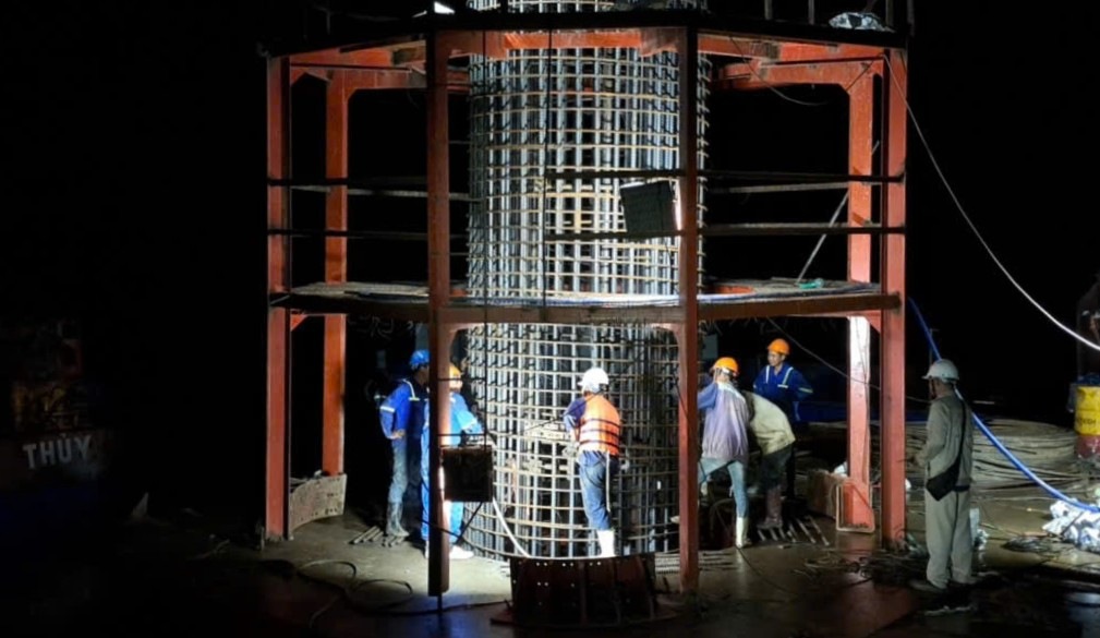 Đội công nhân làm việc xuyên đêm khi thủy triều xuống, tận dụng “giờ vàng” thi công. Ảnh: Đơn vị cung cấp