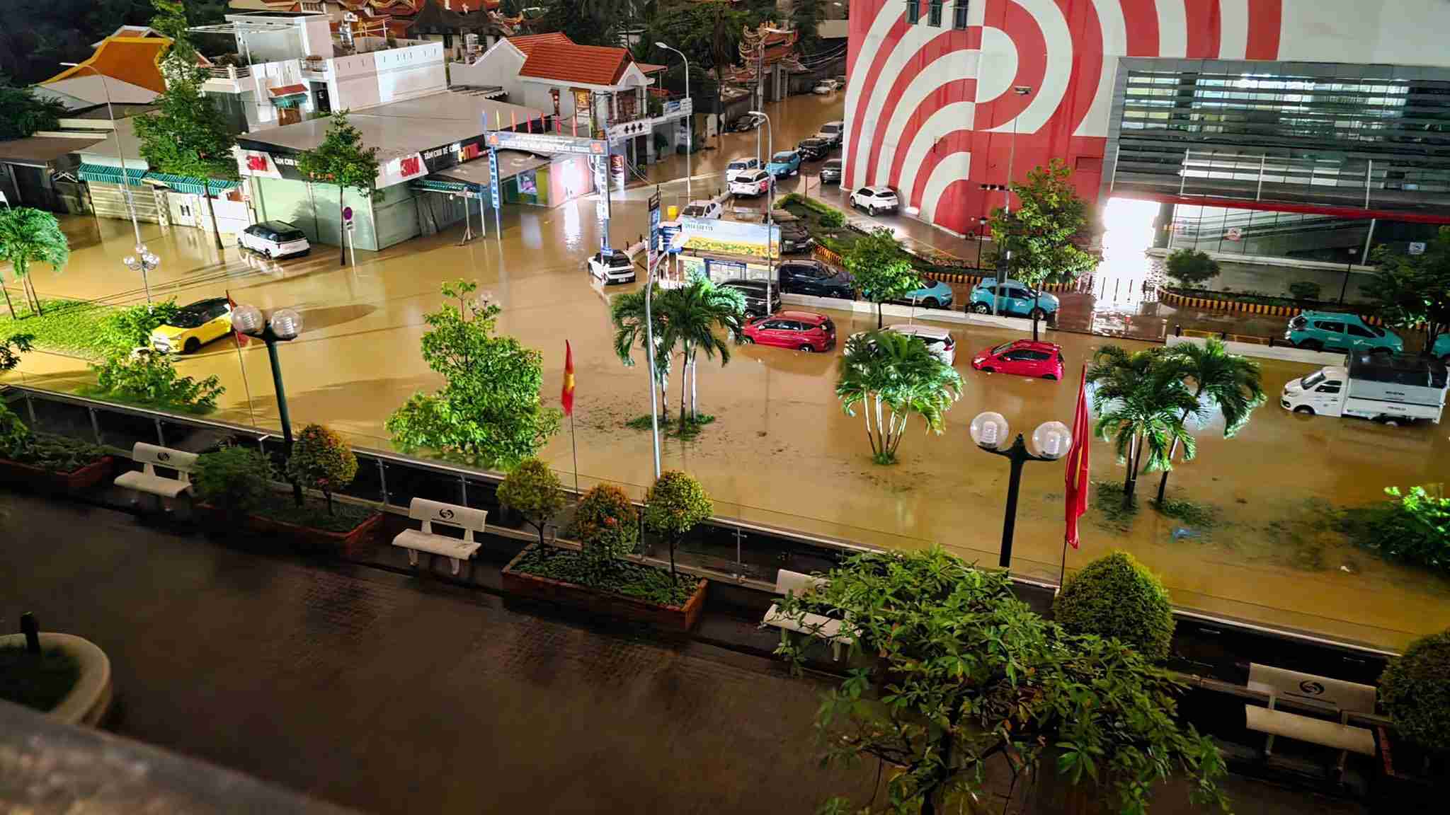 Lũ lên nhanh khiến nhiều người ở khu vực Nha Trang không kịp trở tay. Ảnh: Đức Lợi