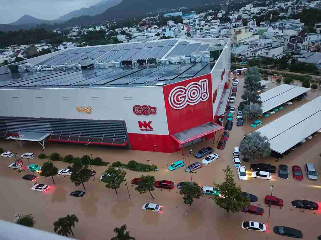 Hàng trăm ôtô tiền tỉ ở trung tâm phường Tây Nha Trang Nha Trang ngập trong nước lũ. Ảnh: Đức Lợi