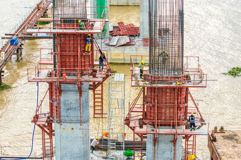 Tại trụ P17 (bên phía Vĩnh Long), nhà thầu đang đổ bê tông trụ, các công nhân tiến hành đầm bê tông - đây là công đoạn giúp kết cấu công trình trở nên kiên cố, vững chắc và hạn chế được khả năng sụt lún về sau.