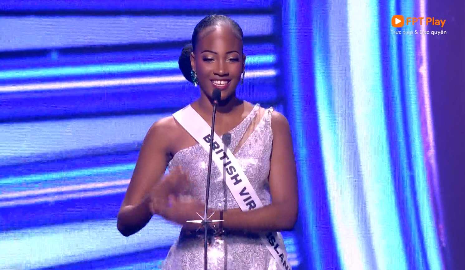 Các thí sinh lần lượt hô tên và quốc gia đại diện. Ảnh: Cắt từ video