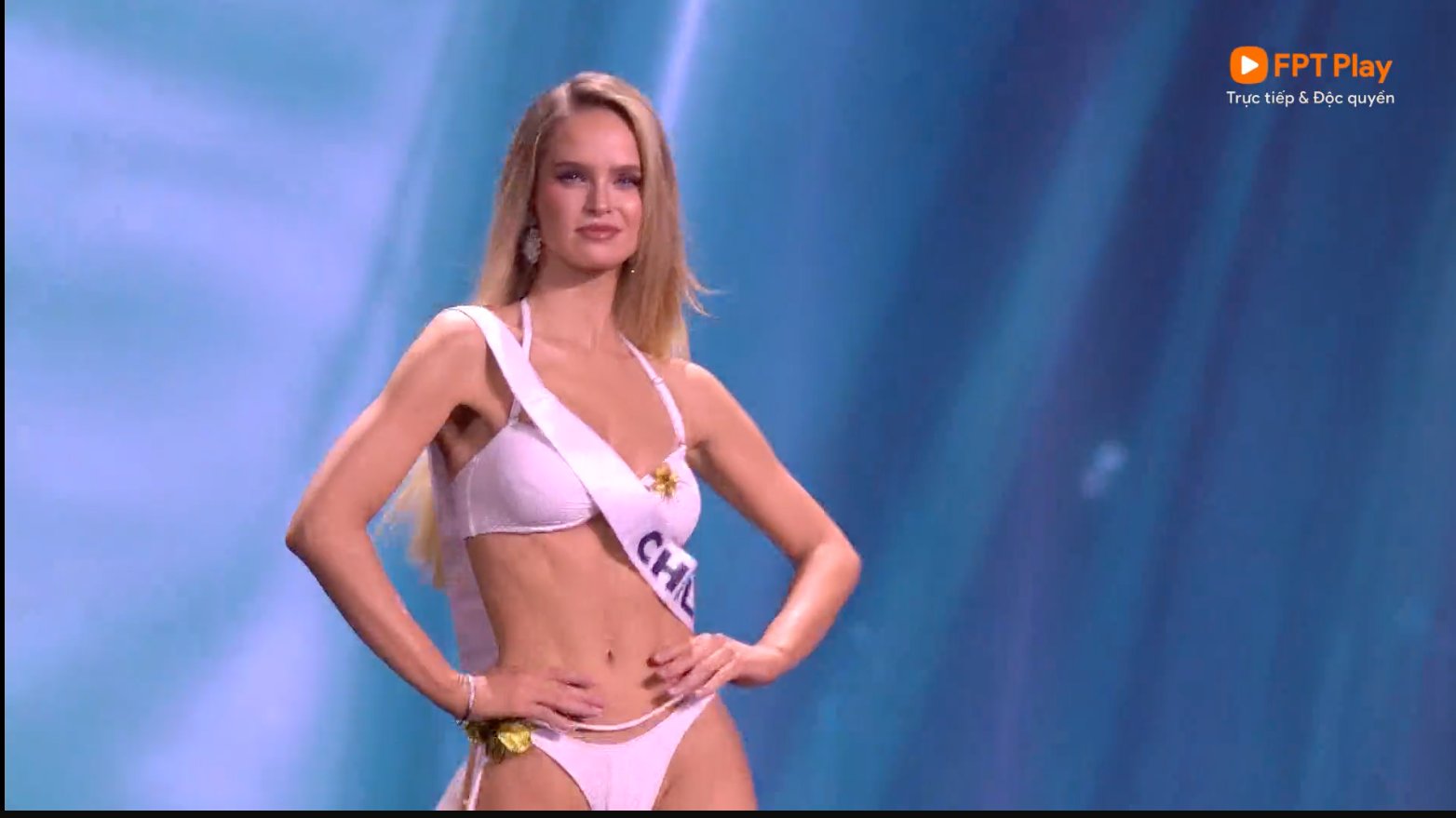 Các thí sinh khoe hình thể với áo tắm 2 mảnh: Ảnh: Cắt từ video.