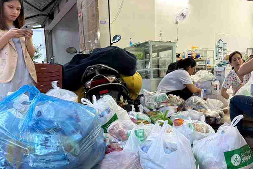 Tại Chung cư SSH07 Hà Quang 1, nhiều người đã chủ động nấu ăn miễn phí, phục vụ cho các trường hợp nhà bị ngập sâu. Ảnh: Phước Hải