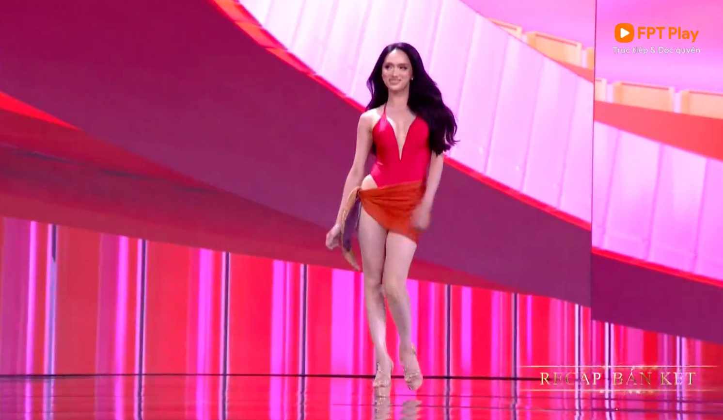 Hương Giang và một số thí sinh ghi dấu ấn tại phần thi trang phục áo tắm. Ảnh: Cắt từ video