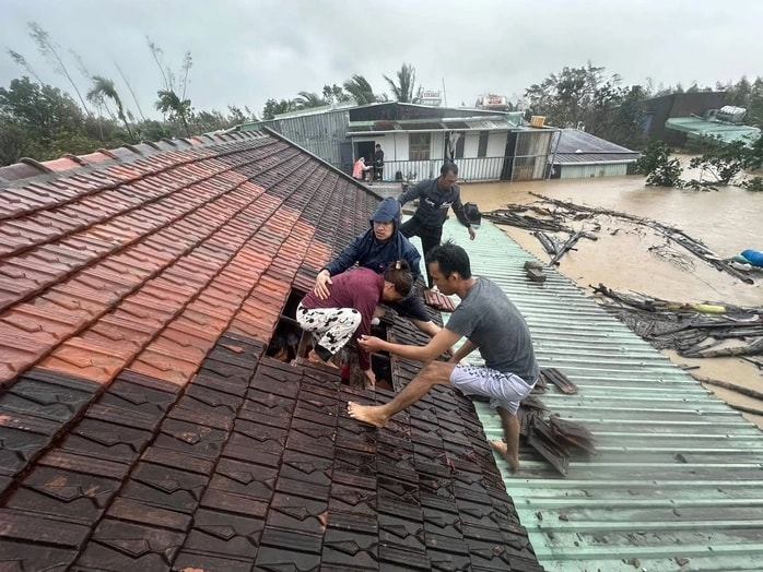 Tập trung tổng lực để cứu người, tuyệt đối không để người dân bị cô lập mà không được cứu giúp kịp thời- Ảnh 1.
