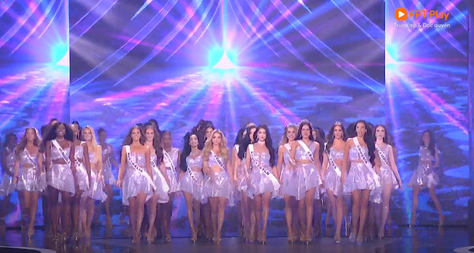 Các thí sinh Miss Universe 2025 xuất hiện trên sân khấu Chung kết. Ảnh: Cắt từ video