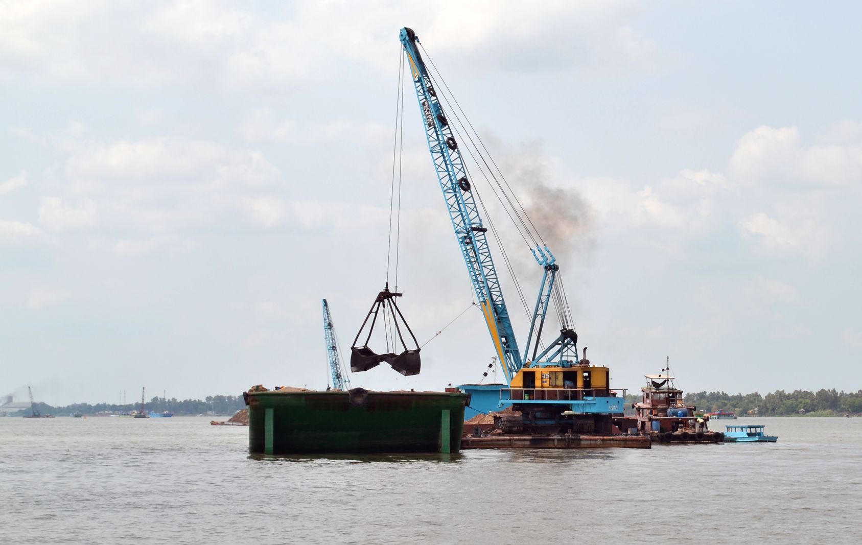 Khai thác cát hợp pháp trên sông Tiền thuộc tỉnh Đồng Tháp. Ảnh: Lâm Điền.