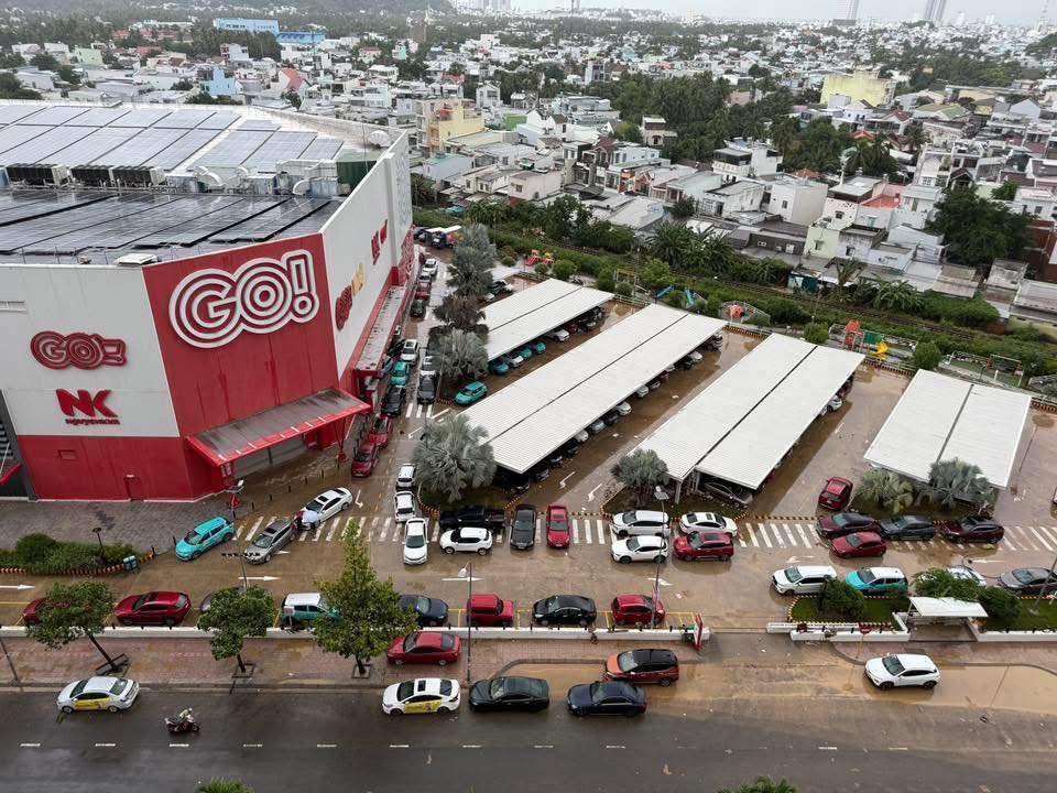 Khu vực siêu thị Go nước đã rút sau một ngày ngập sâu khoảng 1 mét. Ảnh: Vĩnh Trung