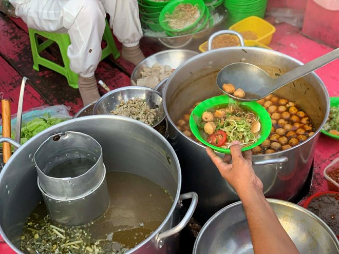 Bát bún riêu lênh đênh sóng nước