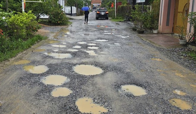 Đường dân sinh hỏng do xe thi công cao tốc, hứa hoàn trả đường nhưng chưa thực hiện