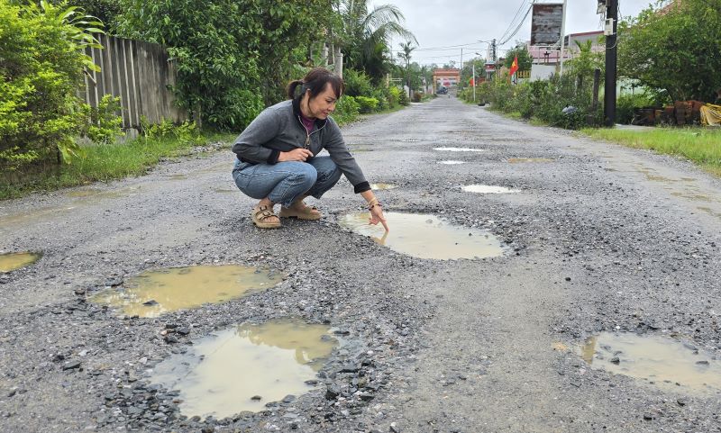 Người dân bức xúc vì đường hỏng chậm được khắc phục. Ảnh: Hưng Thơ