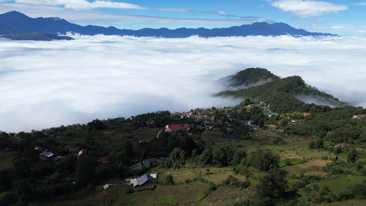 Chị Lý Thị Dở, một hộ dân làm homestay nhỏ cho biết vài tuần gần đây, lượng khách tăng mạnh. Cuối tuần thường kín chỗ, nhiều nhóm phải sang ở các thôn lân cận rồi sáng sớm chạy lên săn mây. Đường khó nhưng ai cũng muốn đến đúng thời điểm mây đẹp. Ảnh: An Vi