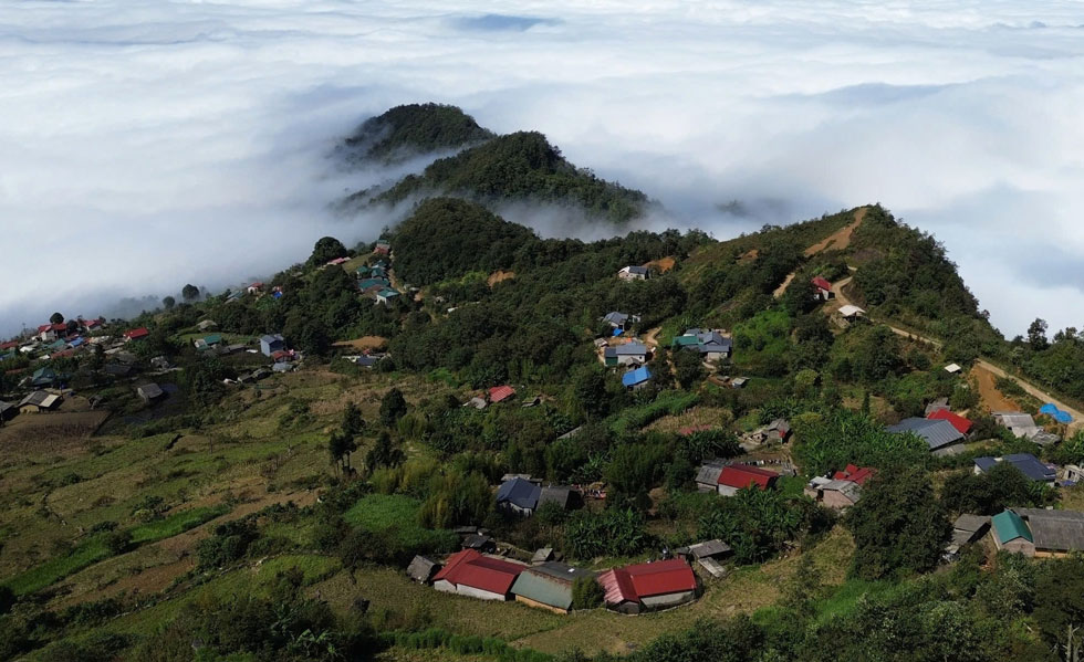 Không chỉ có cảnh sắc, Y Tý còn níu chân du khách bởi nét văn hóa độc đáo của các dân tộc H’Mông, Hà Nhì, Dao. Những ngôi nhà trình tường cổ, tiếng khèn, tiếng sáo, cùng sự mộc mạc, thân thiện của người dân nơi đây chính là “thương hiệu mềm” khiến du khách muốn quay lại.