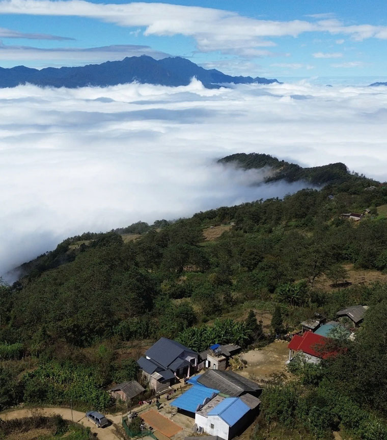 Đường đến Y Tý hiện đã thuận lợi hơn trước, phù hợp nhất với xe gầm cao. Xe gầm thấp có thể đi nhưng sẽ vất vả hơn do còn một số đoạn đang sửa chữa, rải đá dăm. Từ Hà Nội, du khách có thể bắt xe khách giường nằm lên Lào Cai rồi thuê xe máy để khám phá, hoặc tự chạy xe theo cung đường: Hà Nội - Lào Cai - Bản Vược - Mường Hum - Y Tý.