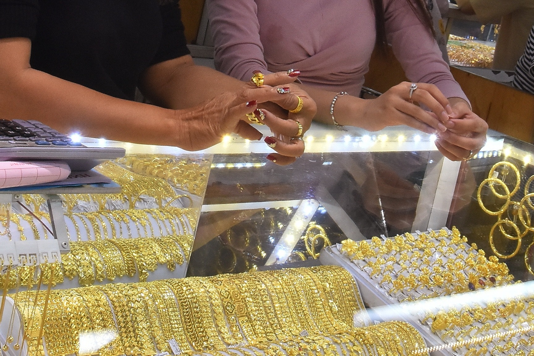 Giá vàng hôm nay 24 11 2025 Giá vàng SJC, giá vàng nhẫn, vàng thế giới