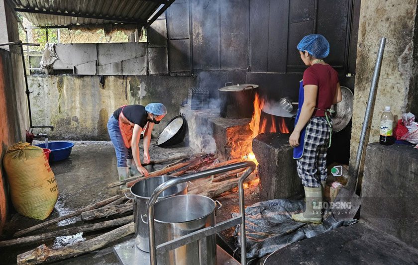 Đội ngũ nhân viên dinh dưỡng nhà trường đã chuẩn bị bữa sáng cho học sinh bán trú. Ảnh: Duy Dũng
