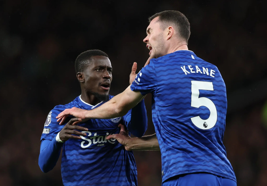 Idrissa Gueye tát đồng đội Michael Keane. 2.jpg
