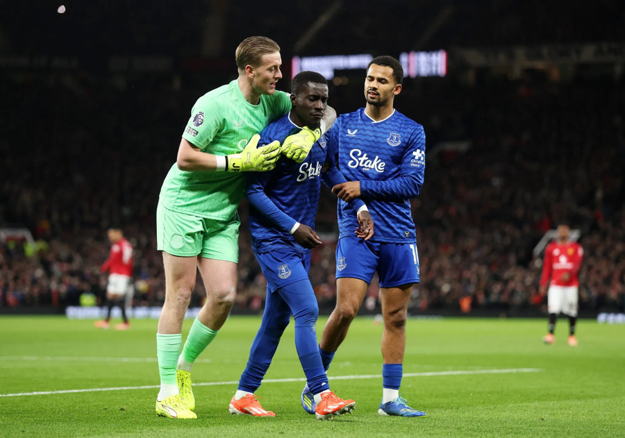 Tiền vệ người Senegal cuối cùng cũng chịu rời sân. 8.jpg