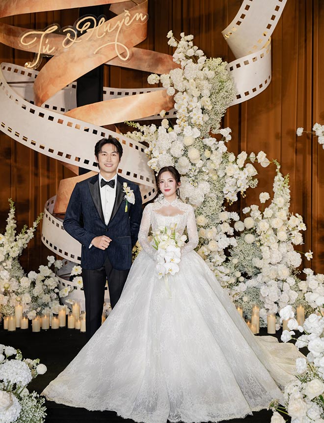 Chú rể Đình Tú và cô dâu Ngọc Huyền trong tiệc cưới tối 6.11. Ảnh: 7799 Wedding