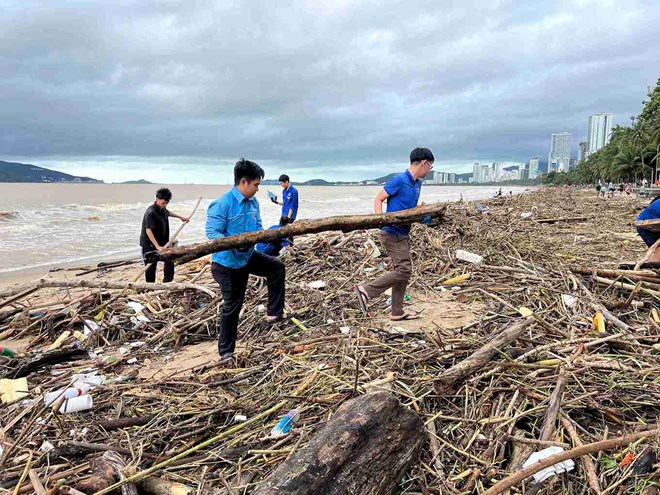 Khánh Hòa công bố 48 đầu mối để các đoàn cứu trợ đến giúp người dân sau lũ