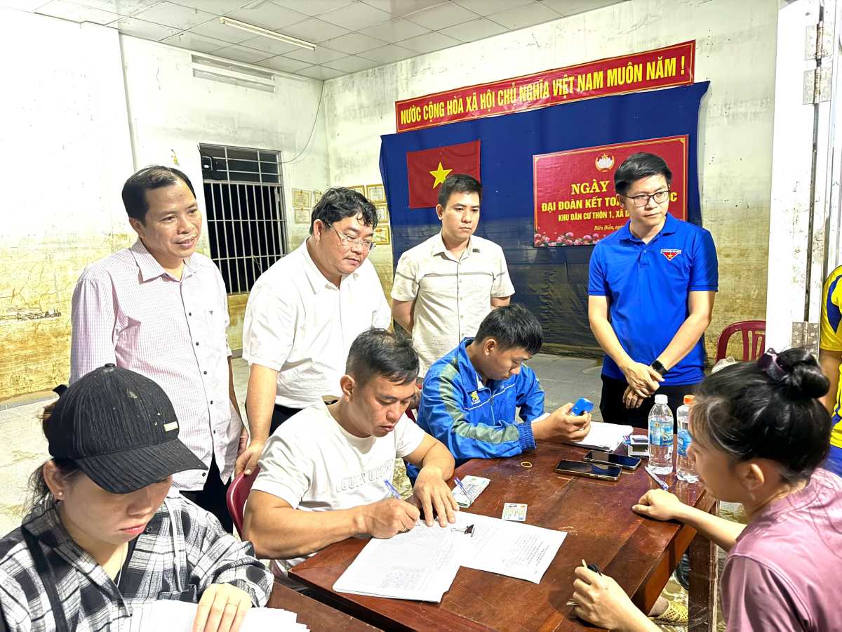 Xã Diên Điền tổ chức chi hỗ trợ cho người dân thiệt hại nặng trong đợt lũ vừa qua đêm 24.11. Ảnh: Phương Linh