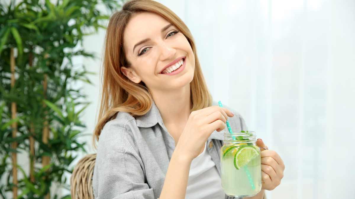 Có nên uống nước chanh để giải độc gan? Hướng dẫn uống đúng và an toàn. Ảnh: Canva