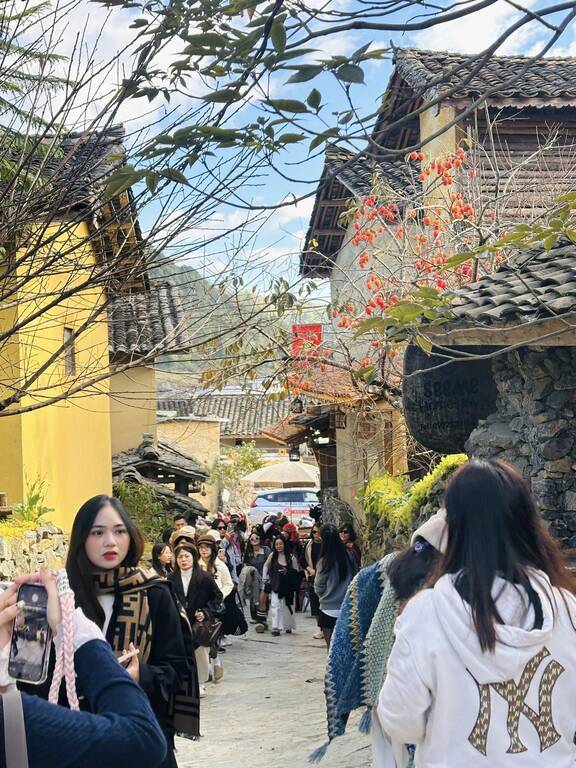 Lượng khách lớn đổ về làng Lô Lô Chải mỗi ngày. Ảnh: Tí Lầu