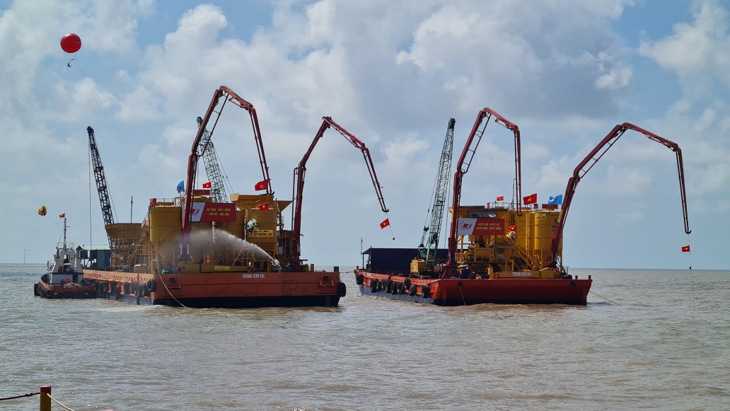 Ngay sau lễ khởi công, các đơn vị thi công bắt tay ngay vào việc nhằm sớm hoàn thành tiến độ công trình đảo Hòn Khoai, Cà Mau. Ảnh: Nhật Hồ