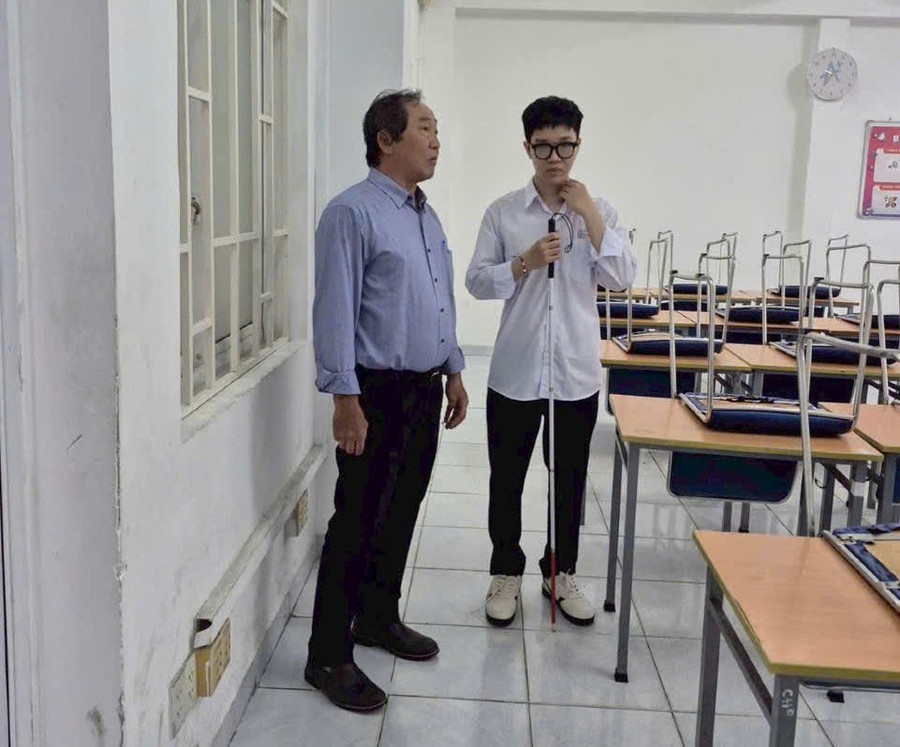 Mặc dù đã 59 tuổi nhưng thầy Nguyễn Phi Hùng luôn dành hết tâm huyết cho học sinh khiếm thị của mình. z7268389790080-8b8069411620854d380b7bf85cb06f4c.jpg