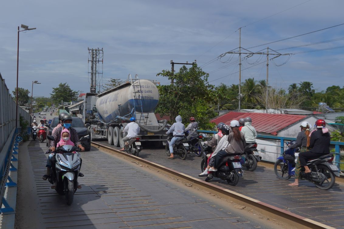 Mặt cầu nhỏ hẹp nhưng phải khai thác cùng lúc nhiều loại phương tiện. Ảnh: Tạ Quang