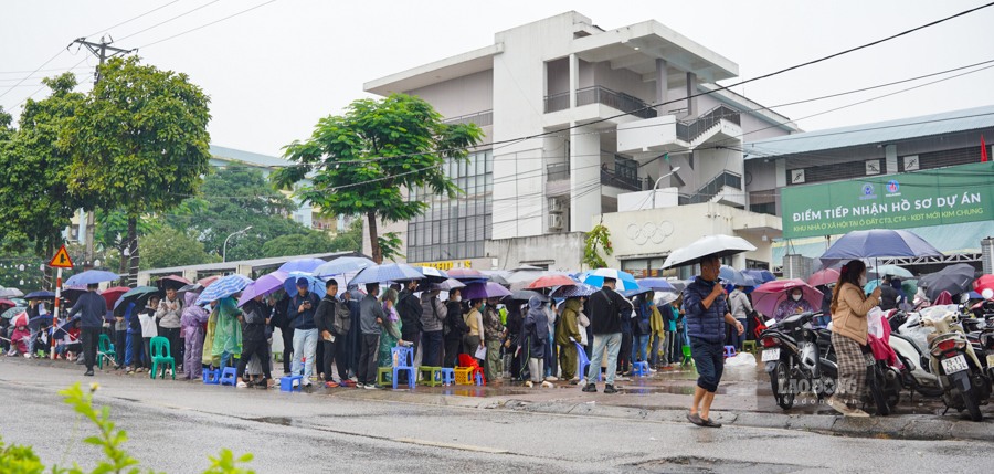 Dự án đã chính thức tiếp nhận hồ sơ đăng ký mua, thuê, thuê mua từ ngày 17.11.2025 đến hết ngày 3.1.2026. Trong bối cảnh giá nhà chung cư leo thang, dự án nhà ở xã hội CT3 đã thu hút hàng nghìn người dân xếp đội mưa, xếp hàng nộp hồ sơ, tranh suất mua.