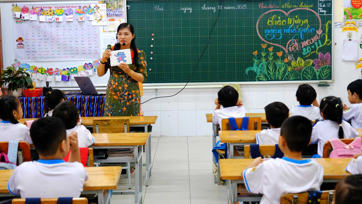 Một buổi học tiếng Anh cho học sinh lớp 1 tại Trường Tiểu học Võ Trường Toản (phường Cái Khế, TP Cần Thơ). Ảnh: Mỹ Ly