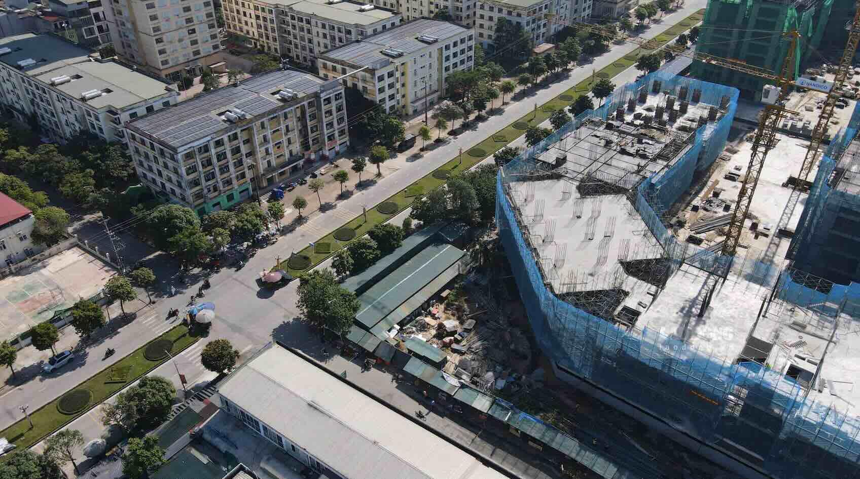 Dự án tọa lạc ngay mặt đường Quốc lộ 5 kéo dài (quốc lộ 23B) với 2 làn đường rộng 50m, đối diện cổng KCN Bắc Thăng Long (300ha).