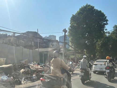 Giao thông tuyến phố Đê La Thành trở thành nỗi ám ảnh khi rác thải, trạc thải... lấn đường. Ảnh: Minh Hạnh