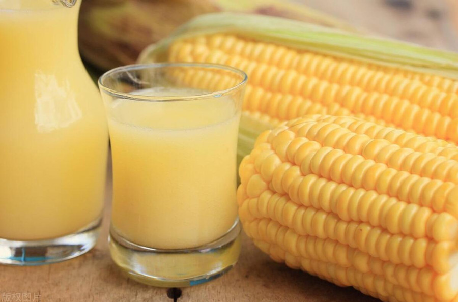 Uống nước nấu từ bắp ngô giúp thúc đẩy nhu động ruột, hỗ trợ tiêu hóa. (Ảnh: ITN)