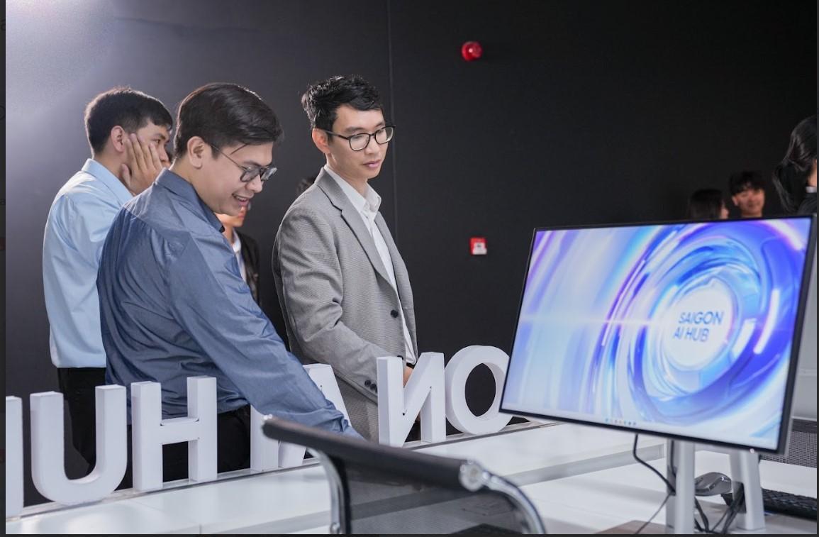 SAIH được trang bị hệ thống PC hiệu năng cao với CPU Intel Core i7-14700, GPU ASUS Dual 5060 Ti 16GB OC và ổ cứng tốc độ cao, đáp ứng tiêu chuẩn cho các nghiên cứu và mô phỏng AI chuyên sâu. Ảnh: Diễm Nguyễn