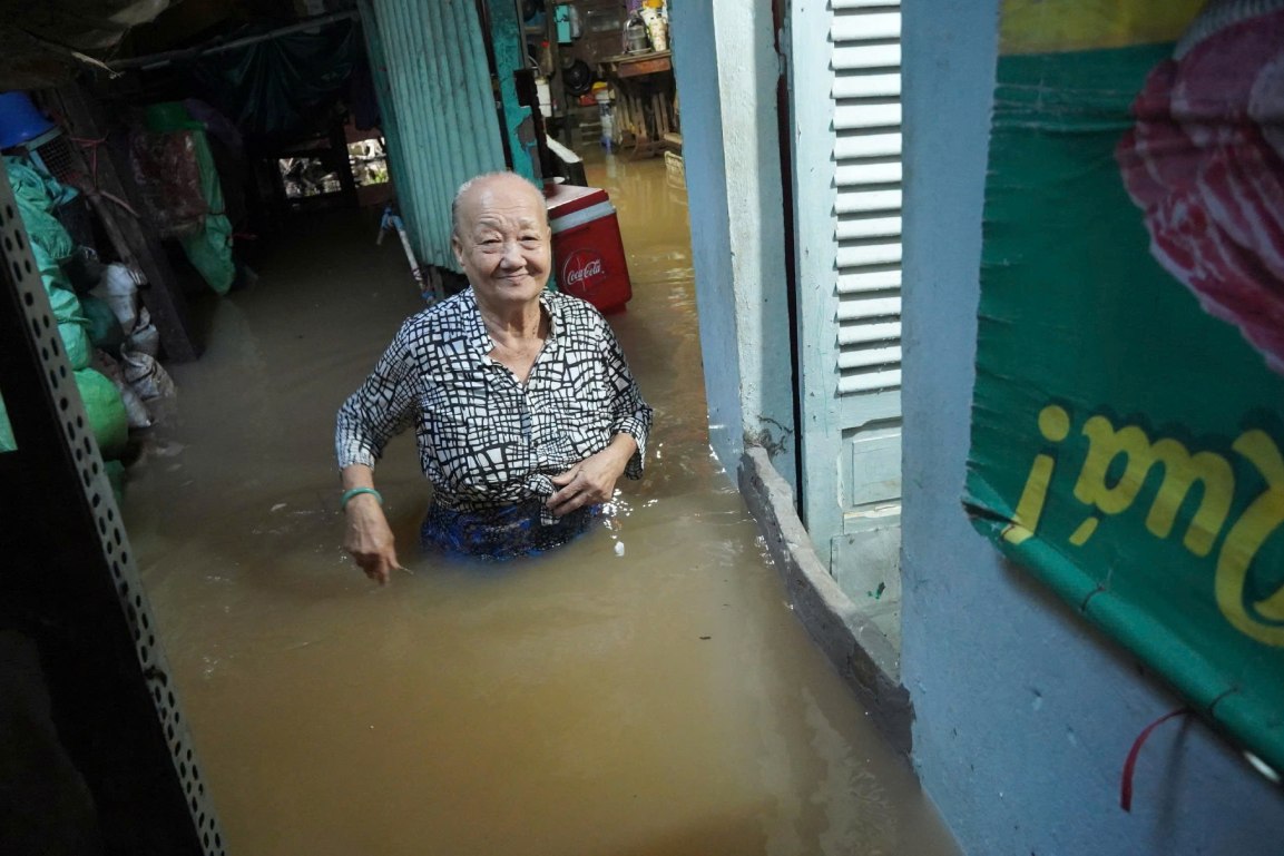 Nhiều vị trí cạnh chợ Bình Thủy ngập sau đến nửa người. Ảnh: Tạ Quang