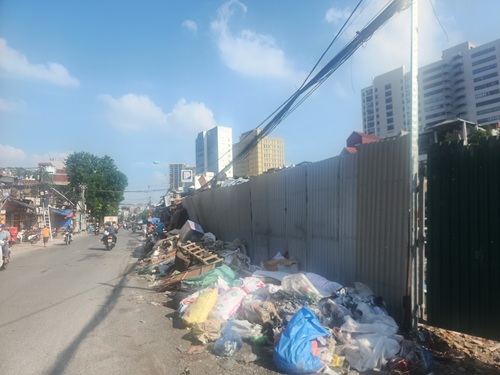 Lòng đường thành nơi đổ trộm rác thải. Ảnh: Minh Hạnh