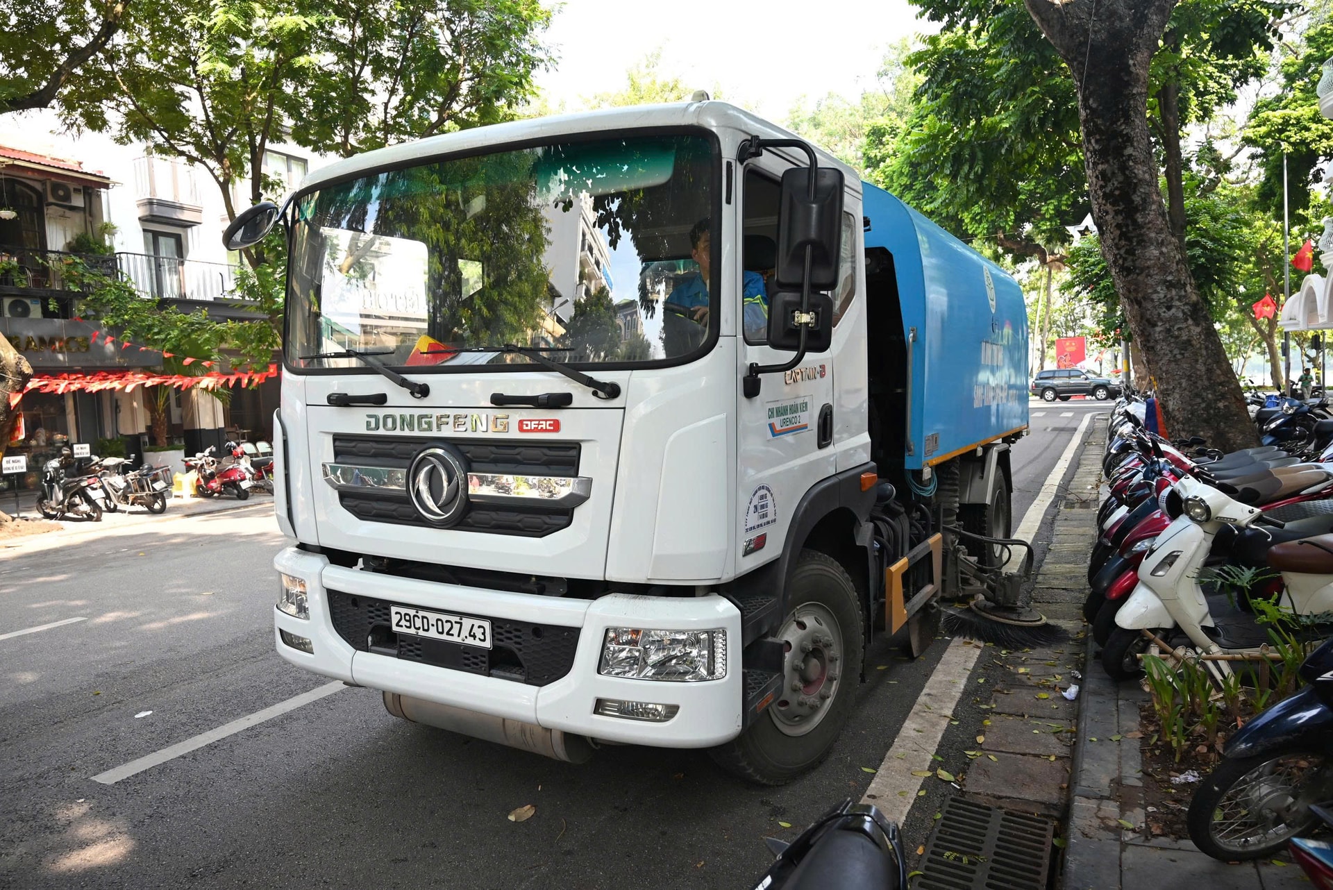 Các đơn vị vệ sinh môi trường trên địa bàn thành phố phải tăng cường đưa cơ giới hóa vào làm sạch đường phố, hạn chế phát sinh rác thải gây mất mỹ quan đô thị. Ảnh: Ngọc Hiệp