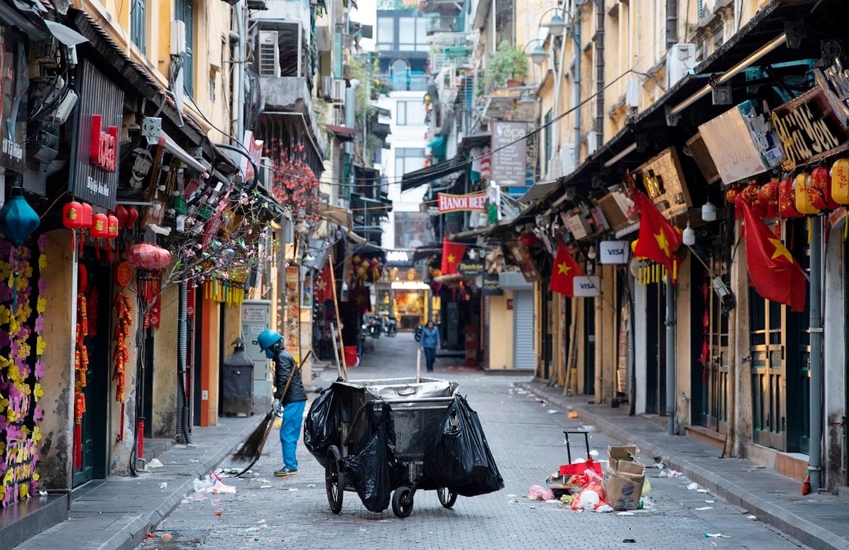 Công tác thu gom rác thải được chính quyền cơ sở giám sát chặt chẽ hơn. Ảnh: Ngọc Hiệp