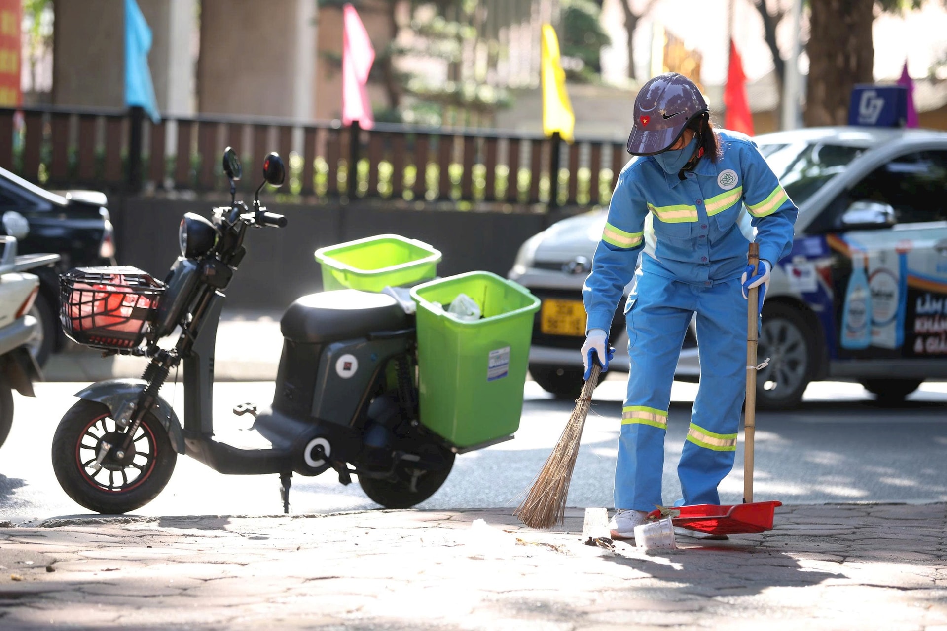 Công tác vệ sinh môi trường được thành phố Hà Nội phân cấp cho xã, phường quản lý. Ảnh: Hoàng Sơn