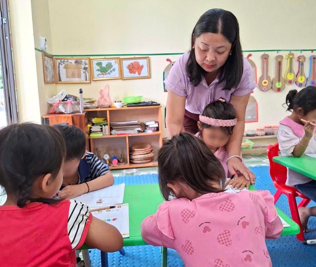 Cô Lỳ Gió Pư - giáo viên Trường Mầm non xã Mù Cả (Lai Châu) - trong một tiết dạy. Ảnh: NVCC