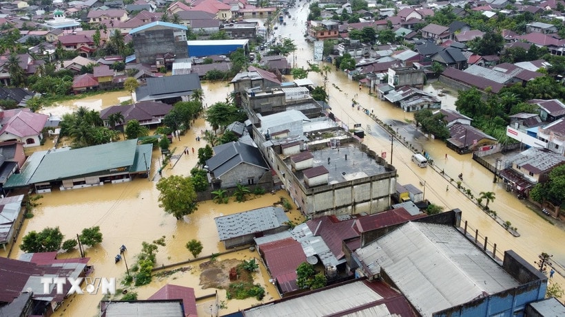 Khu vực bị ngập lụt tại tỉnh Aceh, Indonesia ngày 27/11/2025. (Ảnh: THX/TTXVN)