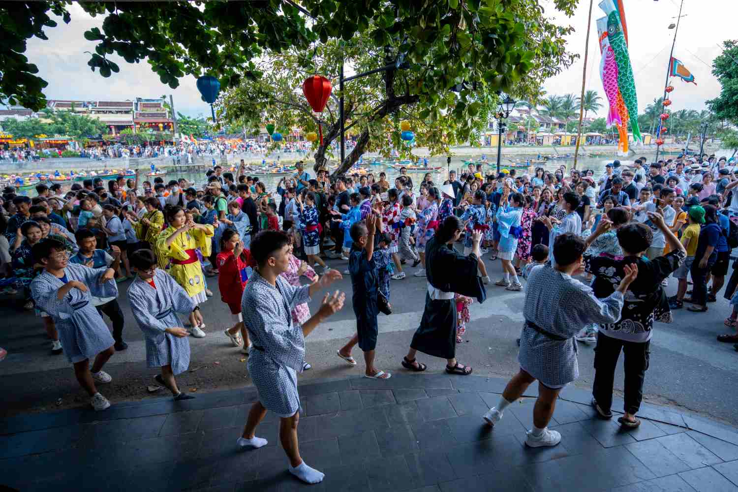 Hoạt động giao lưu đường phố tại Hội An. Ảnh Sơn Ka