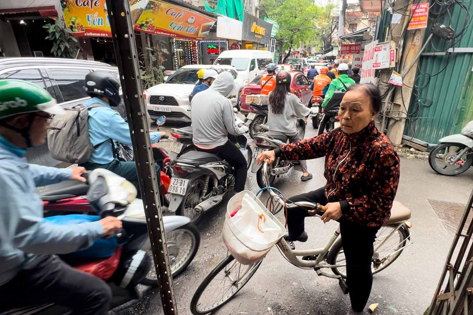 Người dân ngao ngán mỗi khi đi qua ngõ 381 Nguyễn Khang. Ảnh: Hữu Vũ