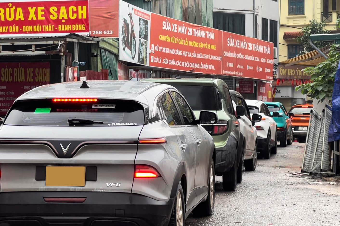 Phương tiện nối đuôi nhau từ đường Thành Thái vào ngõ 381 Nguyễn Khang. Ảnh: Hữu Vũ