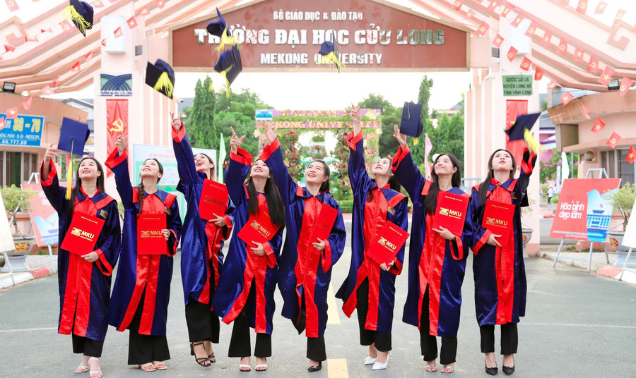 Sinh viên Trường Đại học Cửu Long trong ngày tốt nghiệp. Ảnh: Q. Ngữ