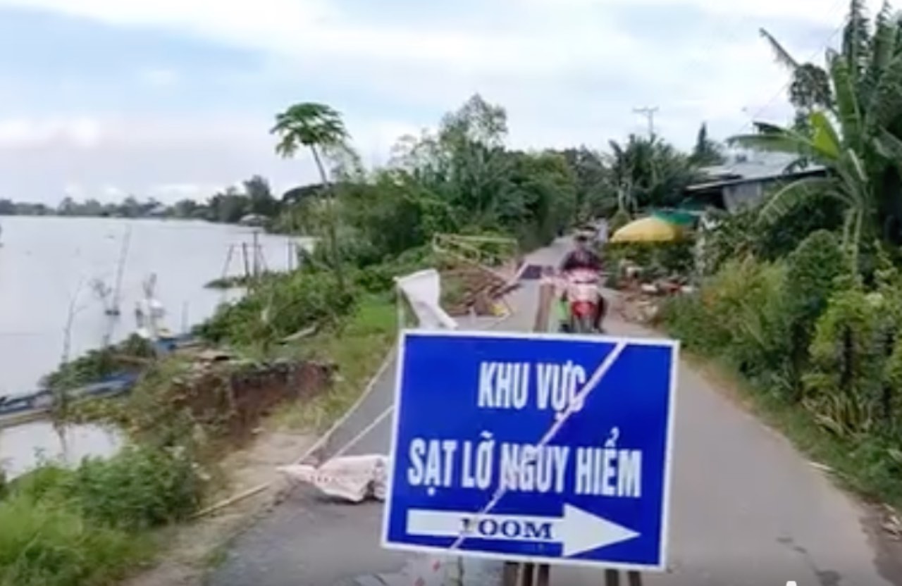 Sạt lở trên địa bàn ấp Phú Thành (xã Phú Hữu, tỉnh An Giang) ăn sâu vào đường giao thông nông thôn. Ảnh: Thúy Hằng