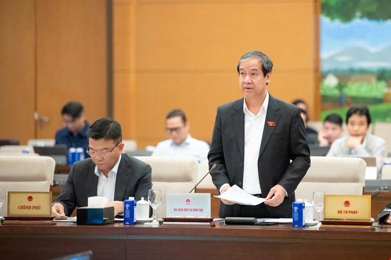 Bộ trưởng Nguyễn Kim Sơn khẳng định quan điểm: Đào tạo thạc sĩ, tiến sĩ là trình độ học vấn trong thang đào tạo Quốc gia; đào tạo BS CK I, II nội trú, là đào tạo tăng cường năng lực và kỹ năng nghề chuyên sâu rất đặc thù của lĩnh vực y tế. Ảnh: Media Quốc hội