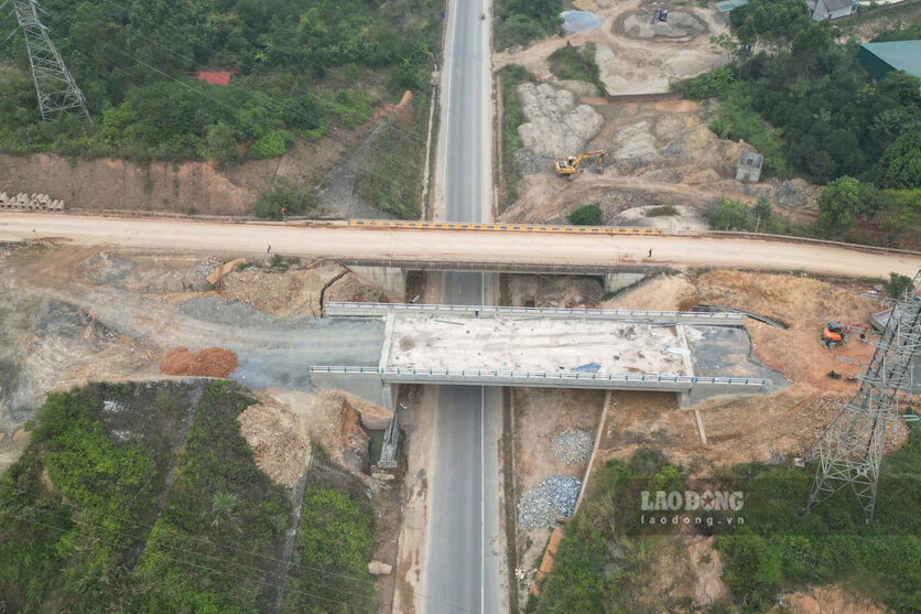 Hạng mục cầu vượt đường Hồ Chí Minh. Ảnh: Tô Công.